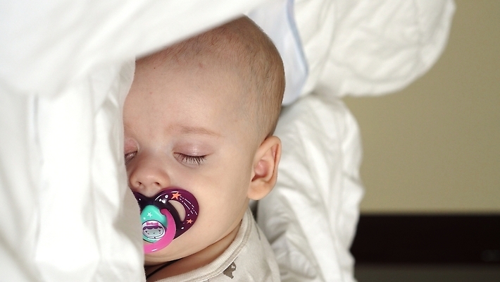 포토 JPG 해외이미지 백인 손 행복 얼굴 어린이 백그라운드 가족 휴식 새로움 주택 사랑 한명 안전 사람 유행 평화 블록 의사 흰색 아기 신생아 잠 작음 낮잠 옷입기 부드러움 걸음마 해외202310 해외포토 서양인 1 감정 컬러 컨셉 관계 모션 건물 신체부위 의료진 감각 크기 파일형식