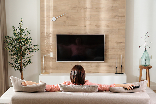 포토 JPG 해외이미지 라이프스타일 여자 여유 거실 휴식 주택 실내 한명 사람 앉기 성인 내부 뒷모습 가로 소파 스크린 텔레비전 방 관찰 영화 조언 프로그램 해외202310 해외포토 1 감정 뷰포인트 컨셉 의자 모션 문화예술 건물 생활 전자제품 파일형식