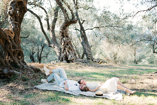 포토 JPG 해외이미지 나무 백인 모자 라이프스타일 드레스 운동화 잎 2 두명 초록색 머리 청바지 숲 담요 올리브 밀짚 거짓말 해외202310 해외포토 서양인 식물 잡화 옷 열매 컬러 신발 바지 사람 생활 신체부위 짚 파일형식