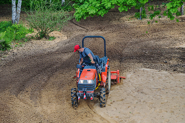 포토 JPG 해외이미지 모래 밭 농업 한명 사람 야외 정원 경작 기계 흙 장비 시골 업무 땅 준비 러시아 트랙터 내추럴 러시아인 밭일 쟁기 해외202310 해외포토 서양인 1 유럽 산업 농사 작업 농기계 특수차량 파일형식