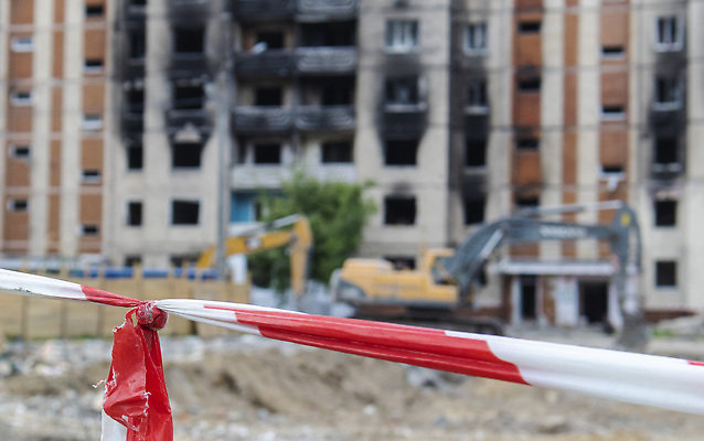 포토 JPG 해외이미지 산업 길 조각 아파트 주택 경고 사람없음 건물 빨간색 고층빌딩 흰색 도시 업무 위험 장애물 사건 버리기 폐허 펜싱 옛날 재앙 지진 국경 무너짐 해외202310 해외포토 건축물 스포츠 컬러 컨셉 모션 빌딩 작업 자연재해 파일형식