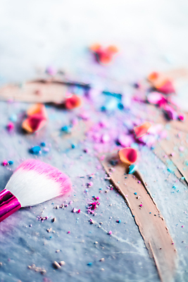 포토 JPG 해외이미지 백그라운드 사람없음 화려 가루 크림 질감 아이섀도 메이크업브러쉬 파운데이션 해외202310 해외포토 컨셉 화장품 붓 파일형식