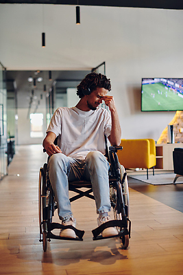 포토 JPG 해외이미지 전신 남자 한명 성인 앞모습 소파 사무실 헤드셋 텔레비전 슬픔 직장인 장애인 동료 휠체어 성인남자한명만 해외202310 해외포토 직업 1 감정 뷰포인트 음향기기 의자 비즈니스 관계 사람 전자제품 헤드폰 장애 남자한명만 성인남자만 파일형식