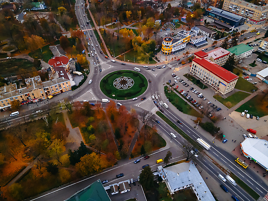 포토 JPG 해외이미지 디자인 유럽 도로 여행 건축양식 교통시설 자동차 전등 거리 버스 주택 안테나 풍경 사람없음 건물 도시풍경 뷰티 운전 도시 원형 고속도로 센터 교차로 승합차 속도 바쁨 짐차 빛망울 대각선 항공촬영 드론 해외202310 해외포토 도형 건축물 건축 나라 길 선 육상교통 뷰포인트 교통 통신 모션 승용차 조명 대중교통 빛 시설 파일형식