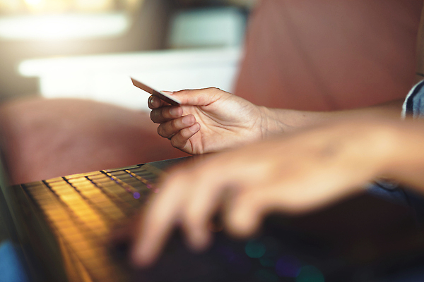 포토 JPG 해외이미지 직업 라이프스타일 여자 인터넷 비즈니스 청소년 아파트 주택 갈색머리 관리 한명 사람 20대 성인 노트북 쇼핑 컴퓨터 소파 알약 디지털 잡기 비즈니스우먼 신용카드 구매 계획 연결 무선전화기 와이파이 결제 질서 온라인 남아프리카 예산 여자한명만 블랙프라이데이 해외202310 해외포토 1 헤어스타일 컨셉 의자 모션 아프리카 데이이벤트 청년 건물 생활 금융 전자제품 약 예절 직장인 전화기 무선인터넷 여자만 파일형식