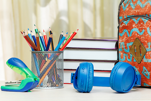 포토 JPG 해외이미지 가방 배낭 문구용품 사람없음 책 스터디 연필 펜 헤드폰 스테이플러 오브젝트 연필꽂이 해외202310 해외포토 잡화 음향기기 학용품 학습 필기구 사무용품 파일형식