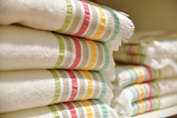 포토 JPG 해외이미지 무지개 선반 주택 건조 서기 사람없음 아웃포커스 수건 컬러풀 갈색 세일 쌓기 상점 스파 욕실 덮개 식탁보 직물 면 시장 위생 소프트포커스 천 가득함 무역 진열장 부드러움 소매 강렬 돌봄 블러 샤워실 위생관리 줄서기 파스텔톤 많음 해외202310 해외포토 자연요소 산업 컬러 가구 컨셉 모션 촬영기법 관리 건물 위생용품 뚜껑 감각 샤워시설 파일형식