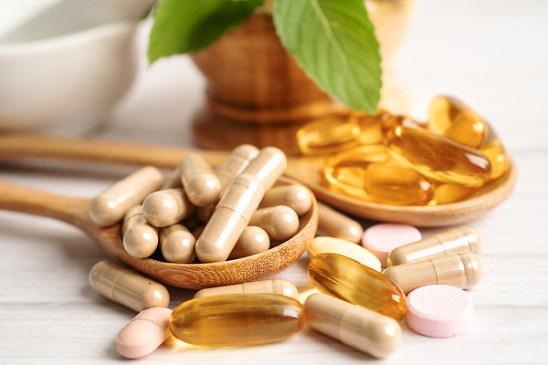 포토 JPG 해외이미지 건강 사람없음 알약 약 숟가락 허브 유기농 절구 나무배경 해외202310 해외포토 식물 웰빙 백그라운드 의학 수저 도구 파일형식