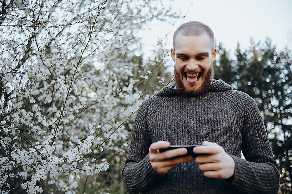 포토 JPG 해외이미지 학생 남자 행복 감정 스포츠 백그라운드 돈 인터넷 성공 모바일 수염 거리 한명 사람 취미 스마트폰 핸드폰 판매 경기장 우승 도박 어플리케이션 고객 상패 카지노 흥분 온라인쇼핑 재택근무 온라인 복권 승자 프리랜서 필승 해외202310 해외포토 직업 1 컨셉 비즈니스 스포츠시설 전자제품 스마트기기 쇼핑 최고 재산 상_우승 파일형식