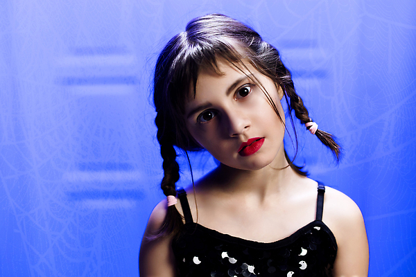 포토 JPG 해외이미지 응시 여자 행복 어린이 벽 포즈 겨울 성공 주택 실내 한명 서기 사람 10대 유행 방 자신감 만족 고립 그런지 블로거 소셜 수요일 스타일 카피스페이스 크리에이터 해외202310 해외포토 직업 1 시선 계절 감정 컨셉 모션 청소년 내부 건물 공백 요일 파일형식 1인미디어