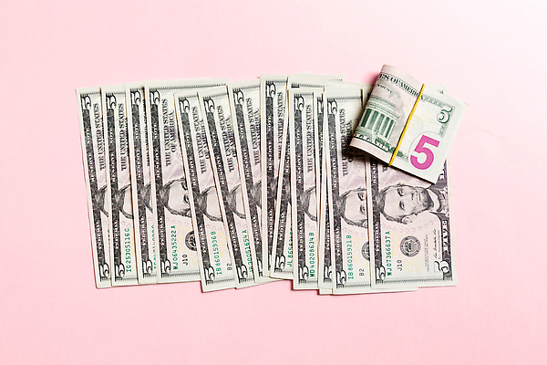 포토 JPG 해외이미지 웰빙 디자인 종이 선 분홍색 백그라운드 지폐 돈 비즈니스 성공 사람없음 금융 쌓기 달러 펼침 저축 재산 닫기 주식 투자 결제 5 이익 흙더미 계산서 월급 대출 빚 수도권 자금 줄서기 풍요 많음 비어있는 해외202310 해외포토 컬러 컨셉 모션 경제 숫자 흙 지역 파일형식 더미