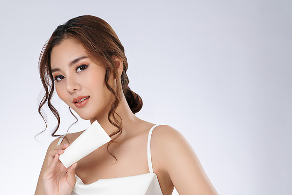 포토 JPG 해외이미지 여자 한명 들기 동양인 상반신 성인 옆모습 화장품 성인여자한명만 해외202310 해외포토 1 뷰포인트 모션 사람 인종 뷰티 여자한명만 성인여자만 파일형식