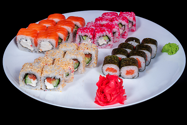 포토 JPG 해외이미지 접시 사람없음 고추냉이 연어 날치알 아보카도 롤스시 생강초절임 해외202310 해외포토 식기 과일 어류 알 초밥 양념 절임 일본음식 파일형식