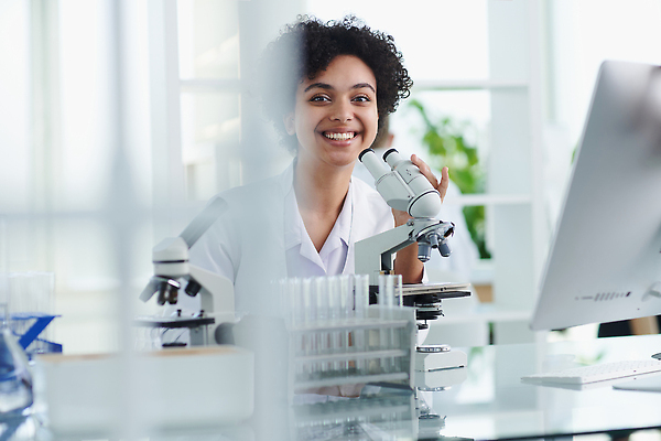 포토 JPG 해외이미지 직업 여자 교육 산업 과학 유니폼 건강 병원 현미경 실험 한명 사람 성인 세명 약 장비 의사 코트 흰색 작업 실험실 생명공학 과학자 분석 시험관 생물학 미생물 튜브 발견 혁명 개발 피펫 화학물질 화학자 카피스페이스 해외202310 해외포토 1 옷 컬러 컨셉 의학 생물 실험기구 공백 외투 의료진 화학 학자 파일형식