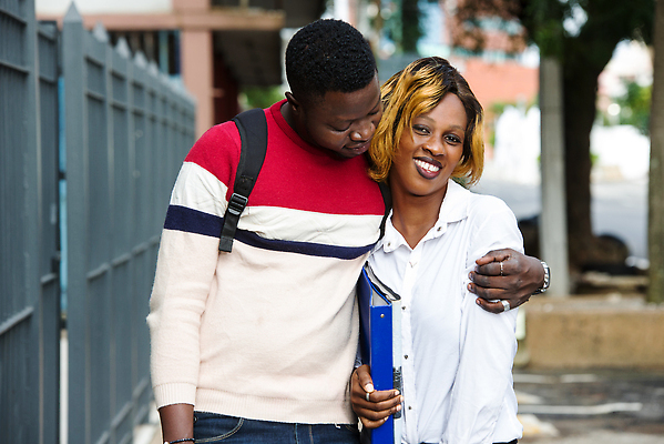 포토 JPG 해외이미지 학생 라이프스타일 응시 옷 여자 남자 행복 백그라운드 셔츠 2 포옹 거리 함께함 건강 서기 미소 사람 소년 야외 두명 청춘 뷰티 화목 낭만 흰색 그룹 손목시계 치통 해외202310 해외포토 시선 감정 어린이 시계 컬러 컨셉 상의 장신구 안기 모션 표정 생활 질병 파일형식