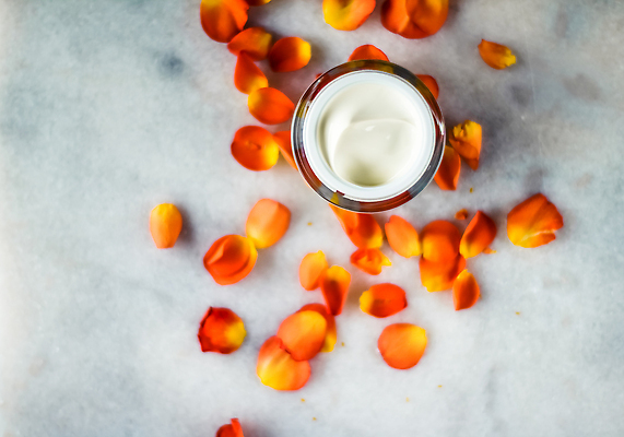 포토 JPG 해외이미지 꽃잎 사람없음 하이앵글 고급 피부관리 스킨케어 기초화장품 수분크림 해외202310 해외포토 꽃 뷰포인트 컨셉 뷰티 화장품 파일형식