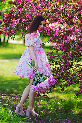 포토 JPG 해외이미지 전신 나무 원피스 여자 꽃 꽃다발 자연 한명 들기 성인 옆모습 화려 성인여자한명만 해외202310 해외포토 식물 1 옷 뷰포인트 컨셉 모션 사람 생태계 여자한명만 성인여자만 파일형식