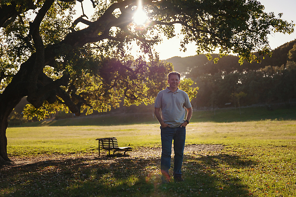 포토 JPG 해외이미지 백인 라이프스타일 응시 남자 행복 감정 여유 얼굴 포즈 백그라운드 한명 미소 사람 성인 여름 머리 기쁨 흰색 표현 자신감 스마트 긍정 내추럴 해외202310 해외포토 서양인 1 시선 계절 컬러 컨셉 표정 생활 신체부위 파일형식