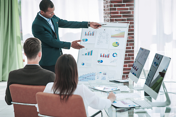 포토 JPG 해외이미지 직업 남자 컨셉 비즈니스 사업가 통신 회의 그래프 협력 설계 아이디어 직장 설명 사람 세명 금융 노트북 컴퓨터 사무실 자료 가리킴 작업 비즈니스맨 비즈니스우먼 발표 그룹 계획 대표 토론 분석 계약 보고서 상담 문서 경영 마케팅 프로젝트 콜라보레이션 브레인스토밍 해외202310 해외포토 여자 회사 모션 손짓 경제 전자제품 직장인 파일형식