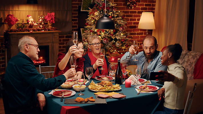 포토 JPG 해외이미지 여자 노년 남자 행복 음식 크리스마스 가족 식탁 조명 함께함 수저 대화 여러명 상반신 성인 앞모습 옆모습 빛 파티 식사 샴페인 건배 연말 해외202310 해외포토 식기 기념일 감정 뷰포인트 다수 컨셉 관계 탁자 주류 말하기 사람 이벤트 파일형식
