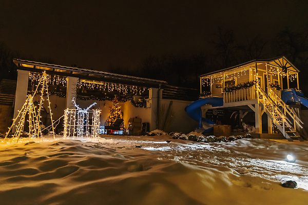 포토 나무 식물 건축물 계절 기념일 꽃 길 컨셉 크리스마스 북아메리카 교통시설 모션 조명 눈_날씨 건물 날짜 자연재해 파일형식 해외202310 사람없음 JPG 해외이미지 야외 겨울 장식 주택 문 크리스마스이브 광 미국 화환 휴가 전등 새로움 거리 도시 안뜰 마법 반짝임 연도 12월 따뜻함 상점 축제 빛 쇼핑몰 분위기 종 폭설 소나무 시골 화려 도로 창문 해외포토