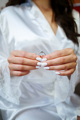 포토 JPG 해외이미지 여자 신부 웨딩드레스 결혼 결혼식 한명 상반신 성인 아웃포커스 축하 반지 준비 성인여자한명만 해외202310 해외포토 1 드레스 컨셉 장신구 촬영기법 사람 이벤트 여자한명만 성인여자만 파일형식