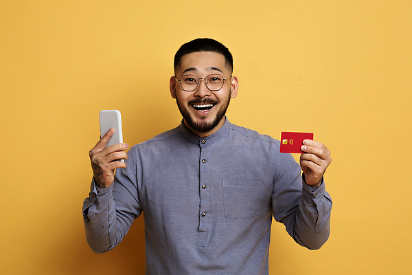 포토 JPG 해외이미지 라이프스타일 손 남자 행복 감정 안경 백그라운드 인터넷 모바일 실내 한명 동양인 성인 금융 스마트폰 핸드폰 쇼핑 노란색 디지털 기쁨 거래 신용카드 도박 어플리케이션 구매 흥분 온라인 전자상거래 월급 대출 카피스페이스 밀레니얼 해외202310 해외포토 1 잡화 컬러 사람 인종 내부 생활 신체부위 경제 전자제품 스마트기기 공백 파일형식