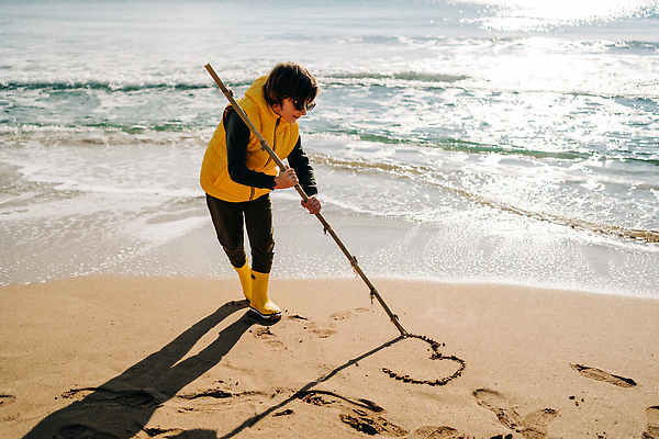포토 JPG 해외이미지 모양 옷 공원 행복 어린이 모래 파도 바다 여행 겨울 자연 날씨 휴가 부츠 손바닥 한명 소년 야외 물 여름 컬러풀 태양 노란색 점프 봄 추위 코트 가을 막대기 떨어짐 그림 고무 방수 해외202310 해외포토 자연요소 1 손 계절 공공시설 남자 감정 컬러 신발 컨셉 모션 사람 외투 생태계 파일형식