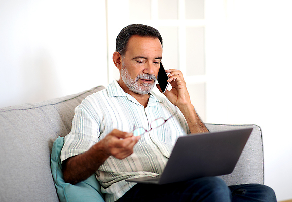 포토 JPG 해외이미지 노년 남자 안경 쿠션 한명 들기 앉기 정장 상반신 앞모습 노트북 실버라이프 스마트폰 소파 업무 비즈니스맨 통화 실버취업 노인남자한명만 해외202310 해외포토 1 라이프스타일 잡화 옷 뷰포인트 의자 비즈니스 모션 사람 성인 전자제품 핸드폰 스마트기기 구직 작업 직장인 남자한명만 노인남자만 파일형식