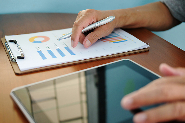 포토 JPG 해외이미지 직업 남자 종이 회사 비즈니스 통계 그래프 설계 사람 사람없음 금융 경제 사무실 알약 펜 디지털 자료 정보 성장 작업 비즈니스맨 계획 무선전화기 책상 분석 보고서 문서 이익 진행 경영 마케팅 터치스크린 해외202310 해외포토 가구 컨셉 필기구 약 직장인 전화기 파일형식