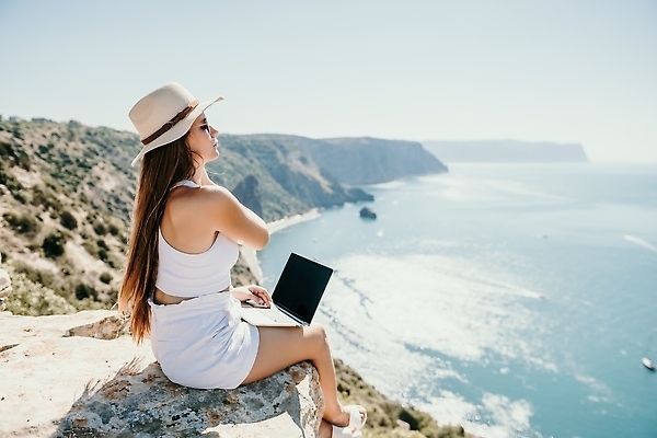 포토 JPG 해외이미지 직업 라이프스타일 여자 행복 커피 바다 여행 인터넷 비즈니스 통신 휴가 휴식 직장 관리 한명 사람 성인 해변 야외 물 노트북 컴퓨터 뷰티 여행객 공책 자유 타이핑 키보드 업무 작업 네트워크 바쁨 멀리 온라인 프리랜서 해외202310 해외포토 자연요소 1 감정 음료 컨셉 회사 문구용품 생활 전자제품 파일형식