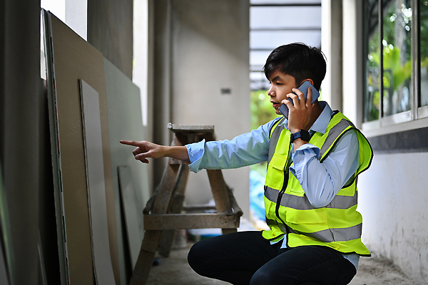 포토 JPG 해외이미지 남자 건축 사다리 창문 한명 동양인 성인 옆모습 스마트폰 건설현장 가리킴 건축가 건축자재 통화 안전조끼 성인남자한명만 주저앉기 해외202310 해외포토 직업 1 뷰포인트 모션 건설업 사람 앉기 인종 손짓 핸드폰 스마트기기 도구 남자한명만 성인남자만 파일형식