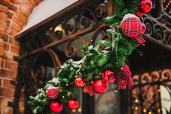 포토 JPG 해외이미지 크리스마스장식 크리스마스 겨울 사람없음 야외 건물 문 오너먼트 크리스마스리스 눈덮임 해외202310 해외포토 건축물 계절 기념일 컨셉 화환 파일형식