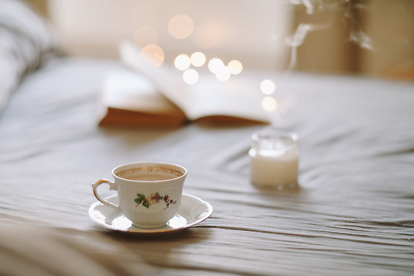 포토 JPG 해외이미지 겨울 초 사람없음 책 분위기 연기 커피잔 컵받침 보케 해외포토 계절 커피 컨셉 잔 받침대 파일형식