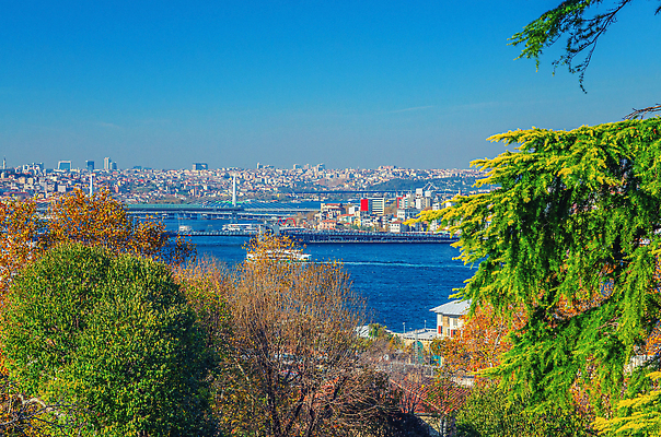포토 JPG 해외이미지 나무 유럽 아시아 문화 여행 건축양식 하늘 주택 이스탄불 뿔 안테나 사람없음 건물 물 파란색 도시풍경 여행객 도시 보트 중세 역사 재산 황금 전철 수로 지역 스카이라인 칠면조 랜드마크 옛날 튀르키예 해외202310 해외포토 자연요소 식물 건축물 건축 나라 육상교통 컬러 배_교통 통신 조류 대중교통 사람 풍경 금융 파일형식