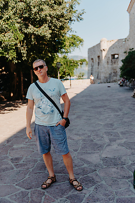 포토 JPG 해외이미지 백인 라이프스타일 남자 행복 유럽 안경 여행 포즈 백그라운드 모바일 휴가 거리 세포 한명 서기 사람 소년 성인 야외 건물 빨간색 스마트폰 태양 뷰티 여행객 맑음 도시 시원함 스마트 타운 구시가지 옛날 해외202310 해외포토 자연요소 서양인 1 건축물 잡화 감정 나라 어린이 컬러 컨셉 모션 날씨 생활 핸드폰 스마트기기 파일형식