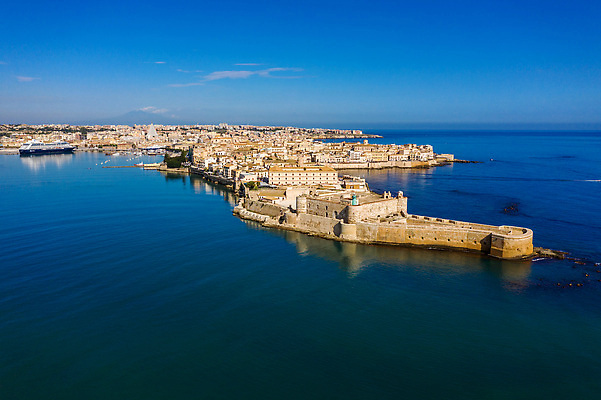 포토 JPG 해외이미지 유럽 바다 섬 여행 건축양식 주택 안테나 파노라마 풍경 사람없음 건물 물 여름 파란색 관광지 마을 맑음 이탈리아 산책로 바위 도시 재산 도심 지중해 이탈리아문화 타운 랜드마크 명승지 바로크 해외202310 해외포토 자연요소 건축물 계절 건축 나라 길 컬러 통신 날씨 촬영기법 금융 돌_바위 유럽문화 파일형식