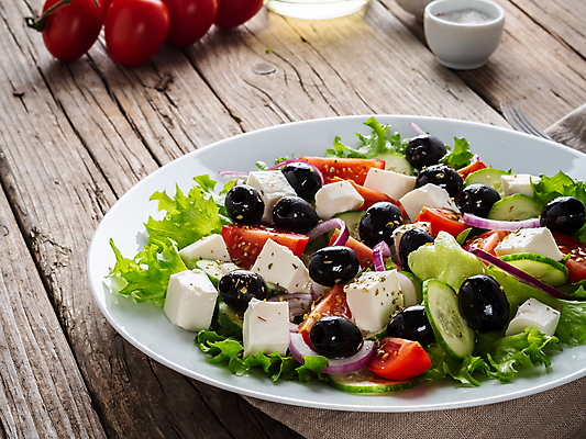 포토 JPG 해외이미지 접시 잎 다이어트 토마토 양파 오이 치즈 사람없음 샐러드 신선 올리브 나무배경 해외202310 해외포토 식물 식기 열매 음식 백그라운드 채소 유제품 건강 파일형식