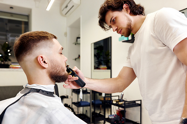 포토 JPG 해외이미지 헤어스타일 응시 남자 창문 수염 앉기 상반신 성인 두명 옆모습 눈감음 장비 망토 미용사 이발 이발소 바리깡 성인남자만 해외202310 해외포토 직업 시선 뷰포인트 모션 사람 뷰티샵 남자만 성인만 파일형식