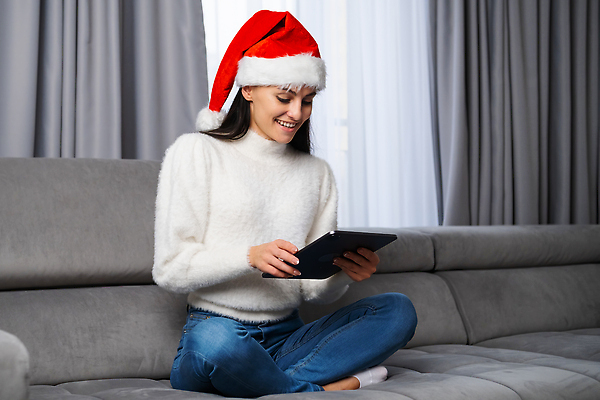 포토 JPG 해외이미지 백인 직업 모자 라이프스타일 여자 행복 크리스마스 겨울 거실 인터넷 비즈니스 통신 휴가 새해 주택 갈색머리 털 선물 한명 빨간색 소파 알약 산타클로스 디지털 놀람 회색 축하 무선전화기 집중 멀티미디어 크리스마스이브 터치스크린 카피스페이스 클라우스 해외202310 해외포토 서양인 1 헤어스타일 잡화 계절 기념일 감정 컬러 컨셉 의자 표정 사람 건물 생활 약 공백 전화기 파일형식