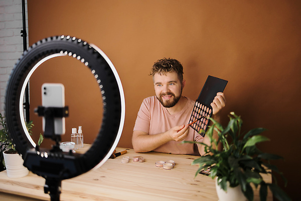 포토 JPG 해외이미지 남자 화분 화초 전등 한명 들기 상반신 성인 앞모습 스마트폰 뷰티 화려 책상 메이크업아티스트 아이섀도 메이크업브러쉬 성인남자한명만 크리에이터 영상촬영 해외202310 해외포토 식물 직업 1 뷰포인트 가구 컨셉 모션 조명 사람 핸드폰 스마트기기 촬영 화장품 붓 남자한명만 성인남자만 파일형식 1인미디어