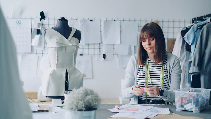 포토 JPG 해외이미지 백인 직업 디자인 옷 여자 컬러 생각 패턴 비즈니스 사업가 실내 한명 앉기 경기 상자 컬러풀 유행 직물 면 업무 작업 자신감 작업실 실 선택 바느질 디자이너 스케치 집중 그림 바쁨 실타래 주인 재단 재단사 중소기업 해외202310 해외포토 서양인 1 감정 스포츠 컨셉 무늬 회사 모션 미술 사람 내부 파일형식