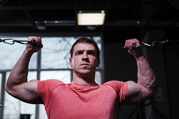 포토 JPG 해외이미지 스포츠 신체 건강 한명 운동 힘 기계 장비 보디빌딩 보디빌더 연습 체육관 근육질 운동가 이두근 자극 해외202310 해외포토 1 근육 사람 헬스 몸매 파일형식