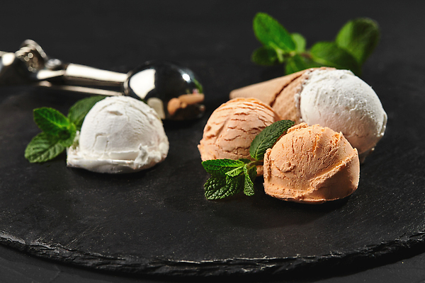 포토 JPG 해외이미지 검은배경 아이스크림 사람없음 달콤 허브 아이스크림콘 와플 스쿱 해외202310 해외포토 식물 백그라운드 디저트 검은색 맛 콘 파일형식