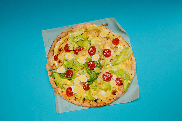 포토 JPG 해외이미지 종이 음식 조각 백그라운드 컨셉 토마토 재료 치즈 피자 패스트푸드 실내 육류 요리 사람없음 파란색 빛 우주 식당 식사 저녁식사 이탈리아 껍질 신선 뜨거움 원형 이탈리아음식 맛 인스턴트 상품 컨테이너 굽기 먹기 오브젝트 서비스 속도 파란배경 테이크아웃 질서 점심식사 맛있는 완전 해외202310 해외포토 도형 유럽 산업 컬러 채소 식재료 모션 유제품 서양음식 내부 상점 예절 구이 파일형식