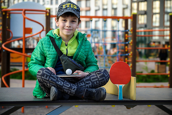 포토 JPG 해외이미지 백인 1 라이프스타일 손 공원 행복 어린이 스포츠 포즈 백그라운드 공 학교 놀이 탁자 건강 한명 사람 앉기 경기 소년 취미 야외 여름 운동 테니스 게임 라켓 체육관 플레이어 혼자 해외202310 해외포토 서양인 계절 공공시설 교육 남자 감정 스포츠용품 가구 모션 생활 신체부위 구기 파일형식