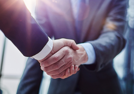 포토 JPG 해외이미지 직업 남자 행복 회사 비즈니스 사업가 통신 포옹 청소년 성공 협력 악수 실내 대화 사람 성인 사람없음 두명 가로 사무실 우정 축하 인사 작업 비즈니스맨 엔지니어 전문직 동료 흔들림 경영자 목소리 마케팅 세르비아 성인만 해외202310 해외포토 감정 컨셉 관계 안기 모션 말하기 손짓 내부 친구 예절 직장인 기술자 리더 파일형식