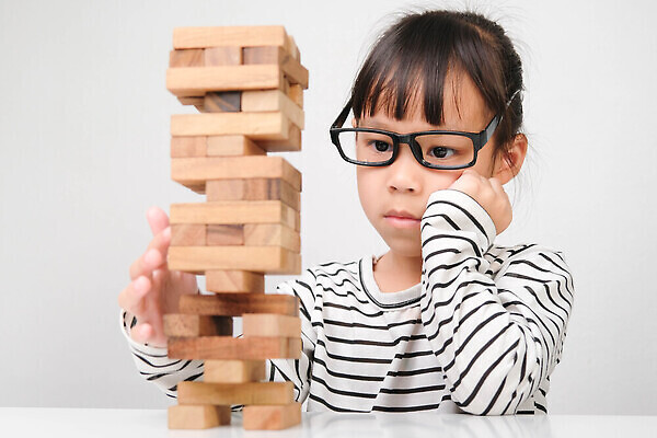 포토 JPG 해외이미지 라이프스타일 손 교육 행복 어린이 백그라운드 생각 비즈니스 학교 놀이 성공 설계 벽돌 주택 아이디어 기술 한명 목재 장난감 탑 블록 유치원 기쁨 성장 가을 게임 오브젝트 개발 돌봄 초보 해외202310 해외포토 나무 1 건축물 계절 감정 컨셉 재료 모션 사람 건물 생활 신체부위 파일형식