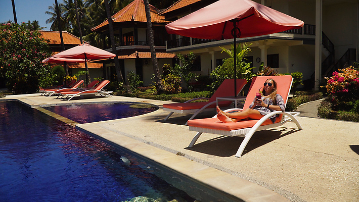 포토 JPG 해외이미지 행복 음료 바다 유리 휴가 휴식 손바닥 한명 야외 물 여름 선글라스 뷰티 주스 칵테일 휴양지 해외202310 해외포토 자연요소 1 손 계절 감정 안경 컨셉 재질 주류 사람 장소 파일형식