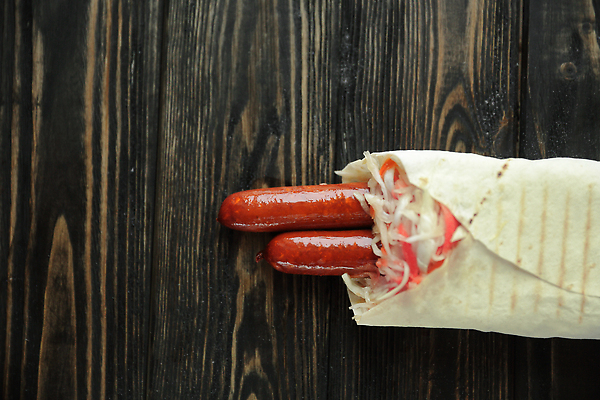 포토 JPG 해외이미지 사람없음 당근 소시지 양배추 케밥 양배추샐러드 피타 카피스페이스 나무배경 해외202310 해외포토 음식 빵 백그라운드 채소 뿌리채소 공백 샐러드 가공식품 파일형식